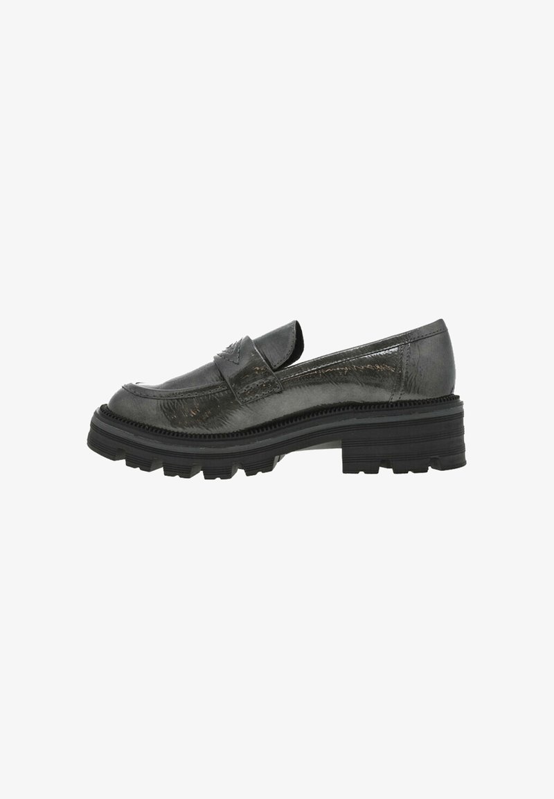 Mocassin en cuir noir avec semelle épaisse et détail de bride, vue de côté sur fond blanc.