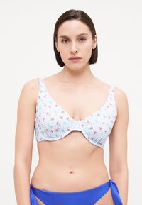 Blå rutete bikini topp med jordbærtrykk, strukturert form, brede stropper og knyttet detalj i sentrum. Egnet for badetøy.