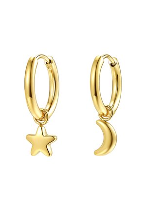 Goldene Creolen mit Stern- und Halbmond-Anhängern, getragen am linken Ohr einer Person vor dunklem Haar und hellem Kleidungshintergrund.