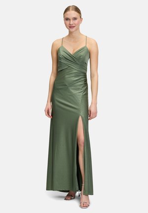 Langes, olivgrünes Satin-Kleid mit tailliertem Oberteil, gerafftem Detail, Spaghettiträgern und einem hochgeschlitzten Bein auf einer Seite.