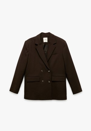 Blazer marrón de doble botonadura con solapas con muesca, bolsillos frontales tipo parche y una textura elegante. Presenta dos botones y un sutil bolsillo interior.