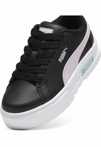 Sneaker in pelle nera con una finitura testurizzata, suola in gomma bianca, striscia di accento rosa e lacci neri. Presenta un logo sul lato.