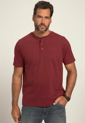 Camiseta henley de manga corta en color burdeos, fabricada en un tejido suave; cuenta con tres botones en el cuello y un logotipo sutil en el pecho.