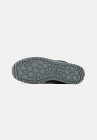 Sole di scarpa nera con una superficie grigia texturizzata. Presenta un motivo a stelle e esagoni per la trazione. Taglia contrassegnata come 36.