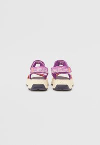 Timberland MOTION DUNE - Szandálok - natural webbing pink