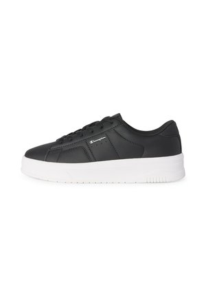 Sneaker nero basso con suola bianca, chiusura a lacci davanti e logo Champion sul lato.