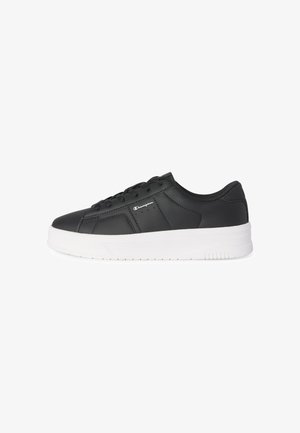 Sneaker nero basso con suola bianca, chiusura a lacci davanti e logo Champion sul lato.