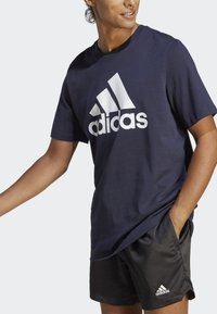adidas Sportswear Apdrukāts T-krekls - legend ink   white