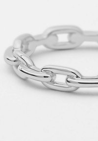 Silberne Kettenarmband mit ineinandergreifenden ovalen Gliedern, das eine polierte Oberfläche und eine glatte Textur aufweist und ein minimalistisches Design präsentiert.