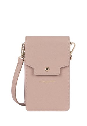 Petit sac bandoulière rectangulaire en cuir rose avec rabat, bouton-pression doré, bandoulière amovible et "Lancaster Paris" embossé en or.