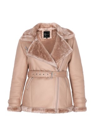 Giacca marrone in pelle sintetica con colletto in shearling, vita con cintura, tasche laterali con zip, finitura testurizzata e rivestimento morbido lungo i polsini e l'orlo.