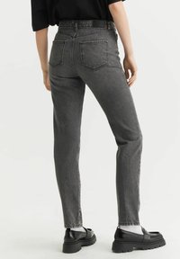 Szare dżinsy z wysokim stanem o prostym kroju, z pięcioma kieszeniami i szlufkami na pasek, wykonane z teksturowanej tkaniny z widocznymi detalami przeszyć.