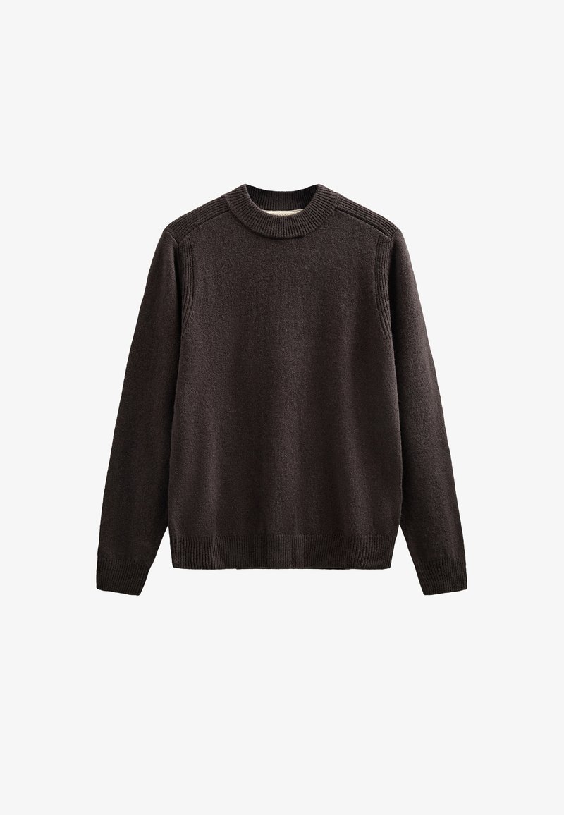 Maglione lavorato a maglia color marrone scuro con scollo rotondo, polsini e orlo a costine; presenta un tessuto testurizzato con una finitura morbida.