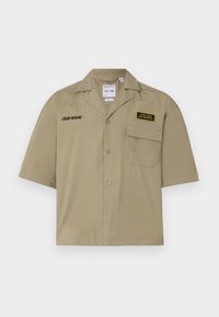 Camicia khaki a maniche corte in cotone con chiusura a bottoni, dotata di taschino sul petto, testo ricamato e una toppa con loghi.