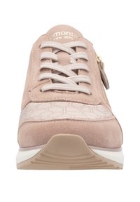 Lichtroze sneaker met een gestructureerde, glanzende accent bij de teen. Voorzien van een vetersluiting en een zijrits voor gemak. Zacht suède materiaal.