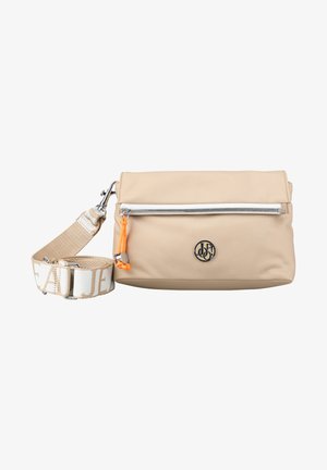 Beige Nylon Umhängetasche mit einem Reißverschlusstaschen, orangefarbenem Zugband und einem verstellbaren Tragegurt mit einem weißen Textmuster. Logo auf der Vorderseite.