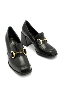 Czarne skórzane buty z kwadratowym noskiem, blokowym obcasem i złotymi akcentami, z ozdobnym paskiem na wierzchu. Błyszcząca faktura.