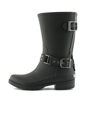 Czarny gumowy kalosz z zaokrąglonym noskiem, sięgający do połowy łydki, z bocznym zamkiem błyskawicznym, ozdobną klamrą i teksturowaną podeszwą.