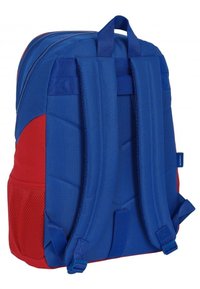 Niebieski i czerwony plecak z wyściełanymi paskami na ramiona, z fakturowaną powierzchnią i siateczkowymi bocznymi kieszeniami, z zamykaną główną komorą.