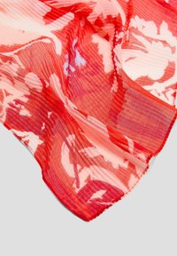 Écharpe légère et plissée en rouge et rose avec un motif floral. Fabriquée en tissu doux et transparent avec une texture lisse et des bords finis.