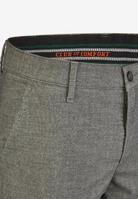 Graue strukturierte Hose mit klassischer Passform. Sie verfügt über einen Knopfverschluss und einen Bund, der auf schwarzem Hintergrund in Orange "CLUB OF COMFORT" beschriftet ist.