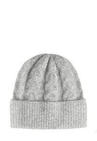 Harmaa neulottu pipo, jossa on ribbireuna. Huipussa on teksturoitu kuvio, joka sisältää kaapelitekniikan. Pehmeä, todennäköisesti villasta tai akryylistä valmistettu materiaali.