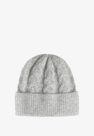 Sivá pletená čiapka s pružným lemovaním. Textúrovaný vzor na vrchole s dizajnom z kabelkovej pleteniny. Mäkký materiál, pravdepodobne vlna alebo akryl.