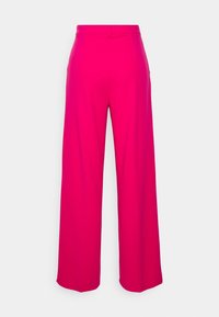 Pantalon à jambes larges en tissu rose vif avec une texture lisse. Il présente une taille cintrée et aucun matériel ou motif visible.