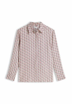 Camisa de manga larga confeccionada en tela ligera, con base blanca y un patrón repetitivo en rojo y azul, y un diseño de cuello clásico.