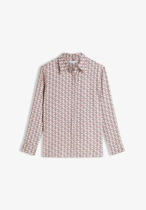 Camisa de manga larga confeccionada en tela ligera, con base blanca y un patrón repetitivo en rojo y azul, y un diseño de cuello clásico.