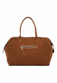 Brun syntetisk duffelbag med to kraftige håndtag, en frontlomme med lynlås og sølvfarvede hardwaredetaljer. Glat tekstur, rektangulær form.