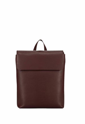 Brauner Lederrucksack mit einem oberen Griff und Klappenverschluss, glatter Textur und minimalen Nähten.