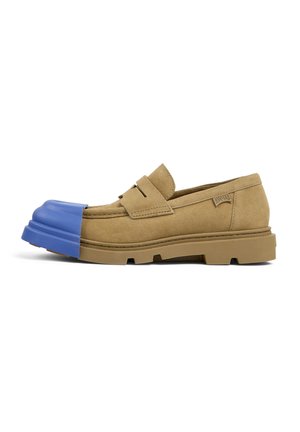 Bruna mocka loafers med en blå gummitåhätta, med en tjock sula och sydda detaljer. Enkelt design med en unik färgkontrast.