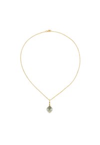 Guldtonet kædende halskæde med en facetteret dråpeformet vedhæng i lys grøn. Vedhænget hænger fra en simpel klipslås.