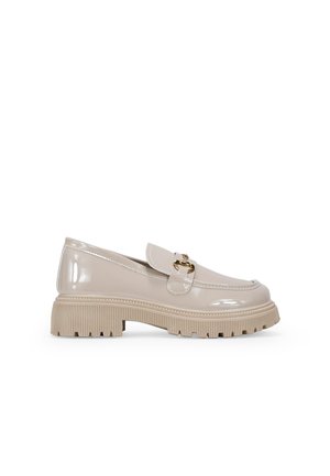 Mocasines de charol beige con puntera redondeada, un acento de hardware en tono dorado y una suela de plataforma acanalada para mayor tracción.