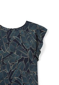 Blusa blu navy con motivo di foglie tropicali beige e teal e maniche corte a sbuffo, mostrata su sfondo bianco.