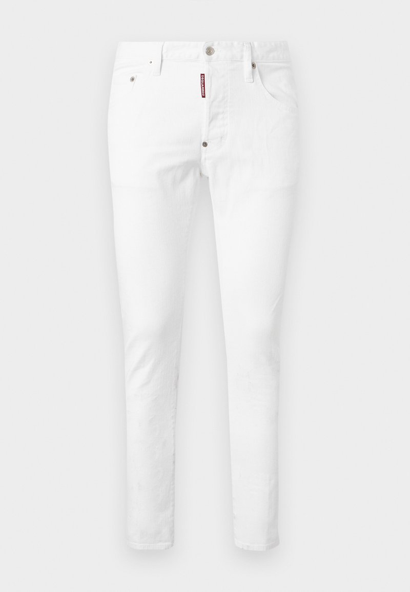 Λευκό τζιν παντελόνι με στενή εφαρμογή, διαθέτει μπροστινό φερμουάρ, δύο μπροστινές τσέπες και ένα μικρό κόκκινο ετικέτα μάρκας στην αριστερή τσέπη.
