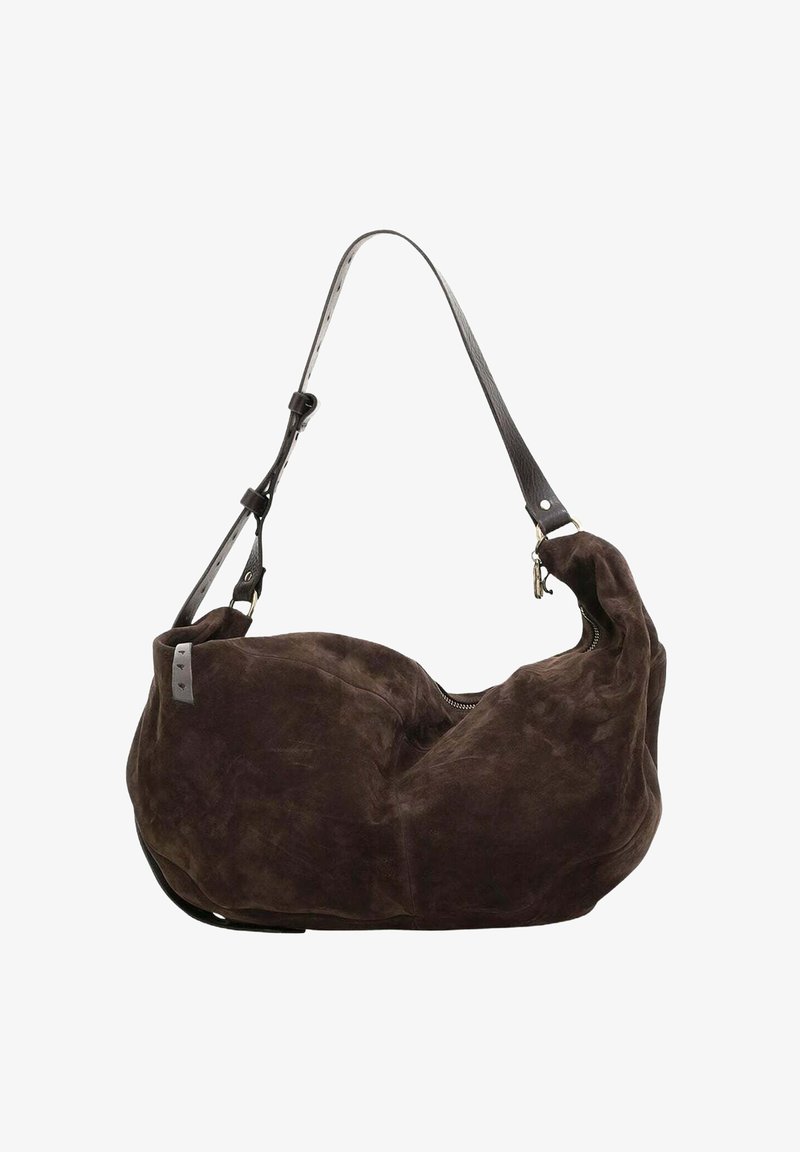 Borsa a tracolla in suede marrone con una forma morbida e rotonda, chiusura con cerniera e una lunga tracolla in pelle regolabile. Presenta accenti argentati.