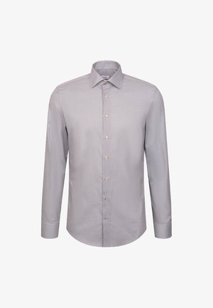 Langarm-Herrenhemd mit kleinem grau-weißen Karomuster, gebottonte Front und spitzen Kragen auf weißem Hintergrund.