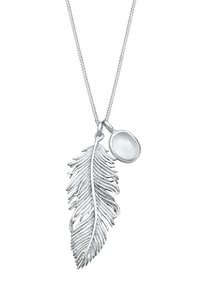 Silberne Anhänger-Halskette mit einem detaillierten Blattdesign und einem glatten runden weißen Steinelement. Die Kette ist fein und zart.