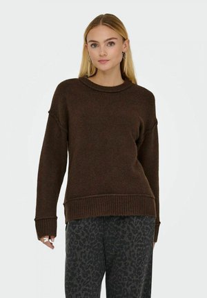 Maglione marrone a maglia con orlo e polsini a coste, caratterizzato da un collo rotondo e una vestibilità rilassata. Tessuto testurizzato con una finitura morbida.