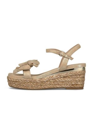 Sandalia cuña beige con correa al tobillo y hebilla, suela plataforma de yute trenzado y decoración superpuesta en forma de pétalos en la correa del dedo.