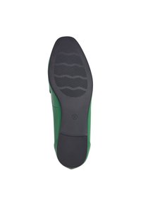 Suela de zapato verde con una base de goma negra texturizada, que presenta ranuras horizontales y una marca de tamaño de 37. Superficie lateral lisa.