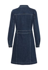 Dunkelblaues Denim-Kleid mit langen Ärmeln, Gürtelschlaufen, knöpfbaren Manschetten und sichtbaren Nähten, von hinten auf einem weißen Hintergrund gezeigt.