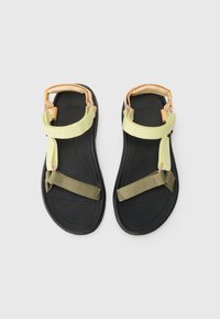 Zwarte sandalen met meerkleurige bandjes: lichtgeel, lichtperzik en olijfgroen. Verstelbaar ontwerp met een getextureerde voetbed voor grip.