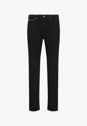 Juodi lieknų džinsų kelnės su priekiniais mygtukais, diržo kilpelėmis ir matomomis priekinėmis kišenėmis, pateiktos ant balto fono.