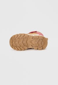 Wielokolorowe buty na świeżym powietrzu z brązową gumową podeszwą, posiadające teksturowany wzór grip i różową górę z materiału z kontrastowymi akcentami z zamszu.