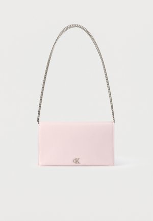 Jasnoróżowa prostokątna torebka na ramię z srebrnym łańcuszkiem i małym logo CK na środku przedniej części na białym tle.