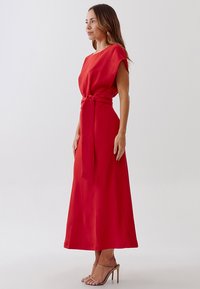 TUSSAH Dnevna obleka - red