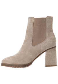 Botín de ante beige hasta el tobillo con punta cuadrada, paneles laterales elásticos y tacón ancho. Acabado texturizado; cuenta con una suela de goma para mayor agarre.